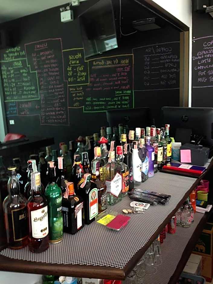 Hideaway Guest House And Bar