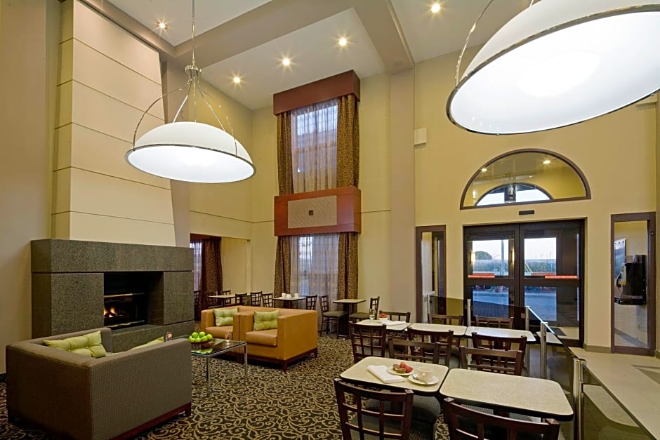 Travelodge by Wyndham Oshawa Whitby