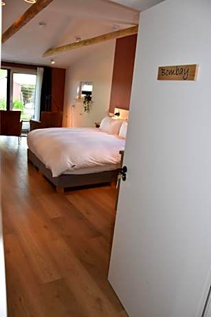 Deluxe Double Room (2 Adults + 1 Child)