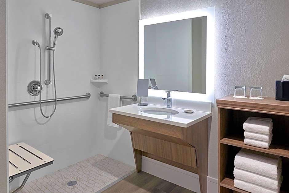 Delta Hotels by Marriott Chicago Willowbrook