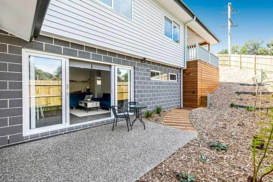 HALE KUPA Rye Beach House Spa Table Tennis