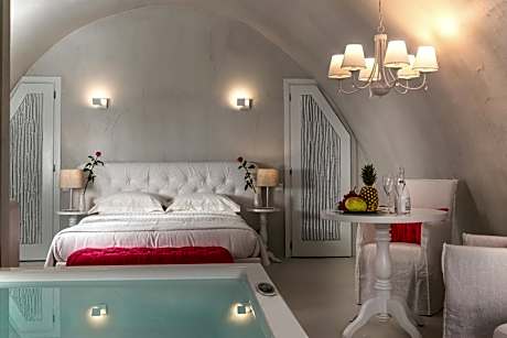 Honeymoon Suite with indoor heated Hot Tub with Caldera View