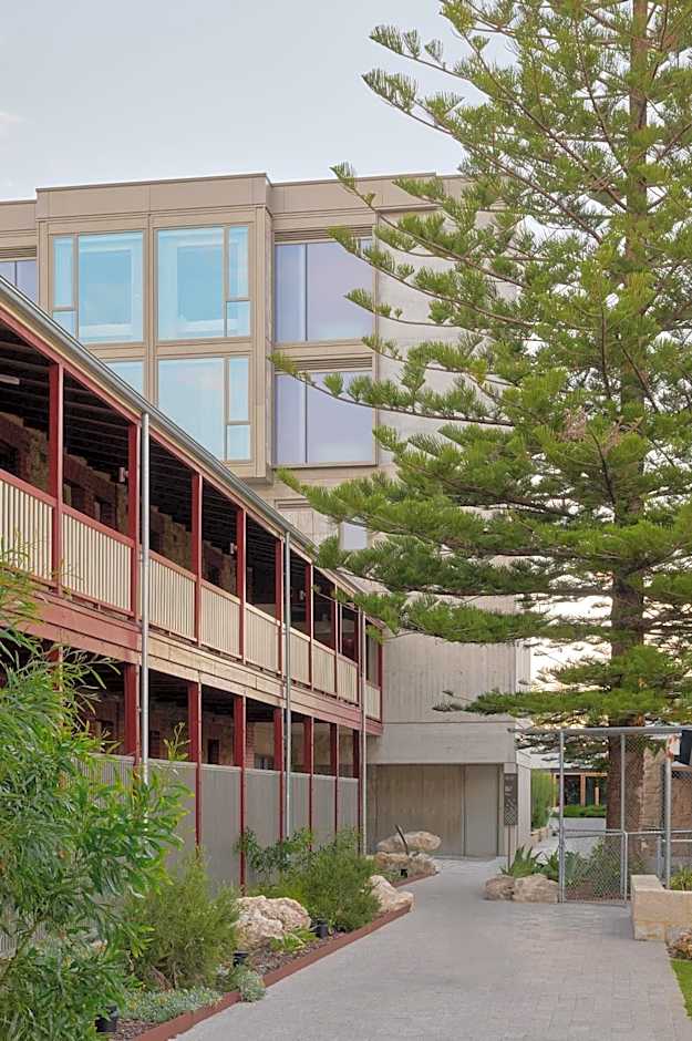 Garde and Warders Hotel