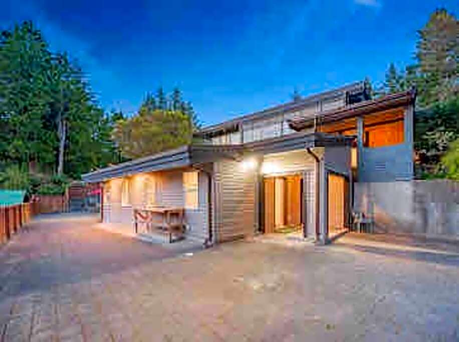 The Lions Self Contained Suite, Shared Pool, Hot Tub, Views