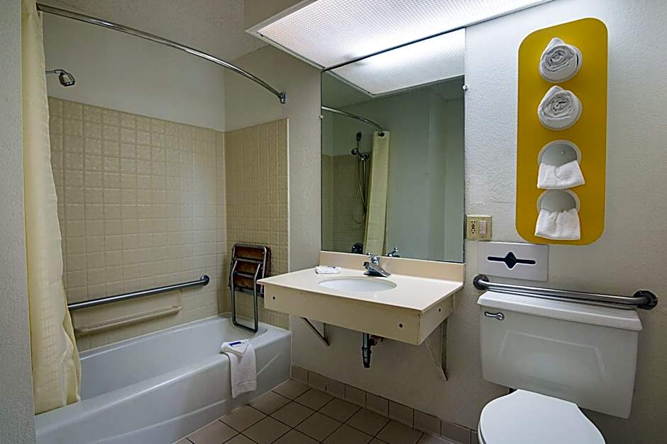 Motel 6-Newnan, GA