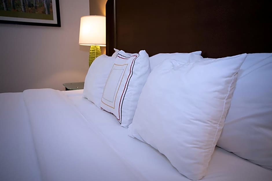 Alliance Hotel & Suites, a Howard Johnson by Wyndham