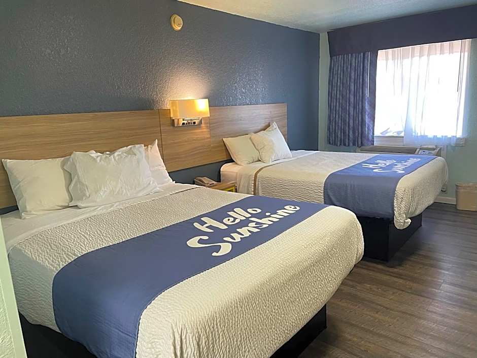 Days Inn by Wyndham Pratt
