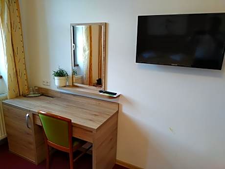 King Room with Roll-In Shower - Disability Access