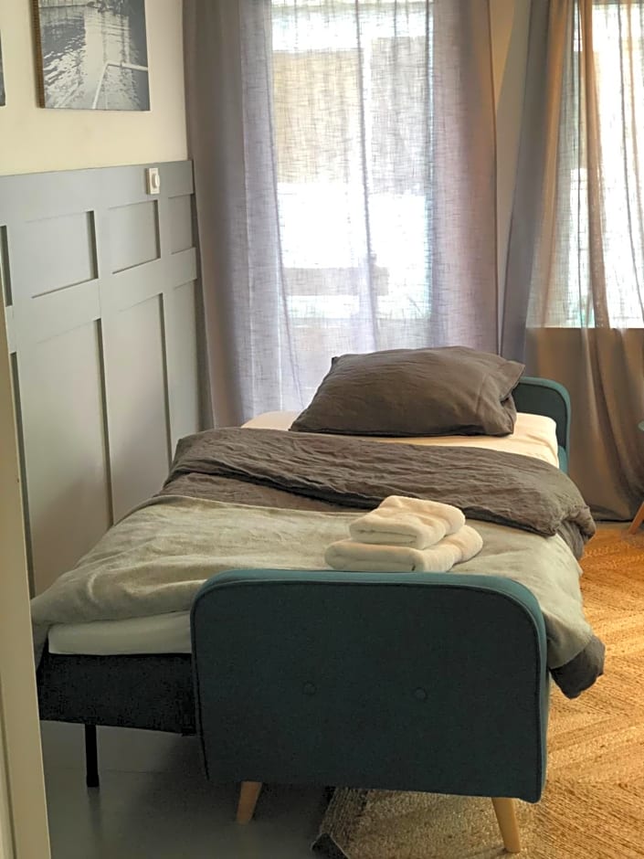 Houseboat apartment with water terrace, free bikes & fast wifi