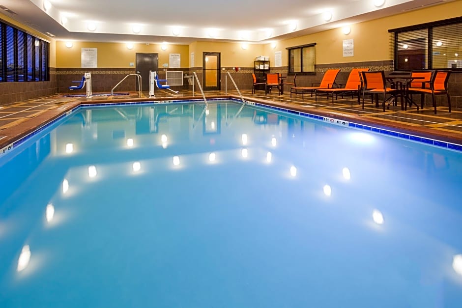 Holiday Inn Express & Suites Davenport North