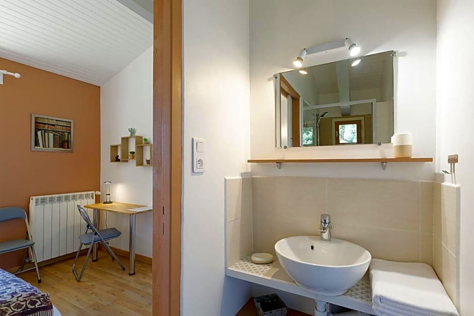 Chalet de charme climatisé, son Jacuzzi - SPA privatif et la piscine de la Maison Bleue du Gers