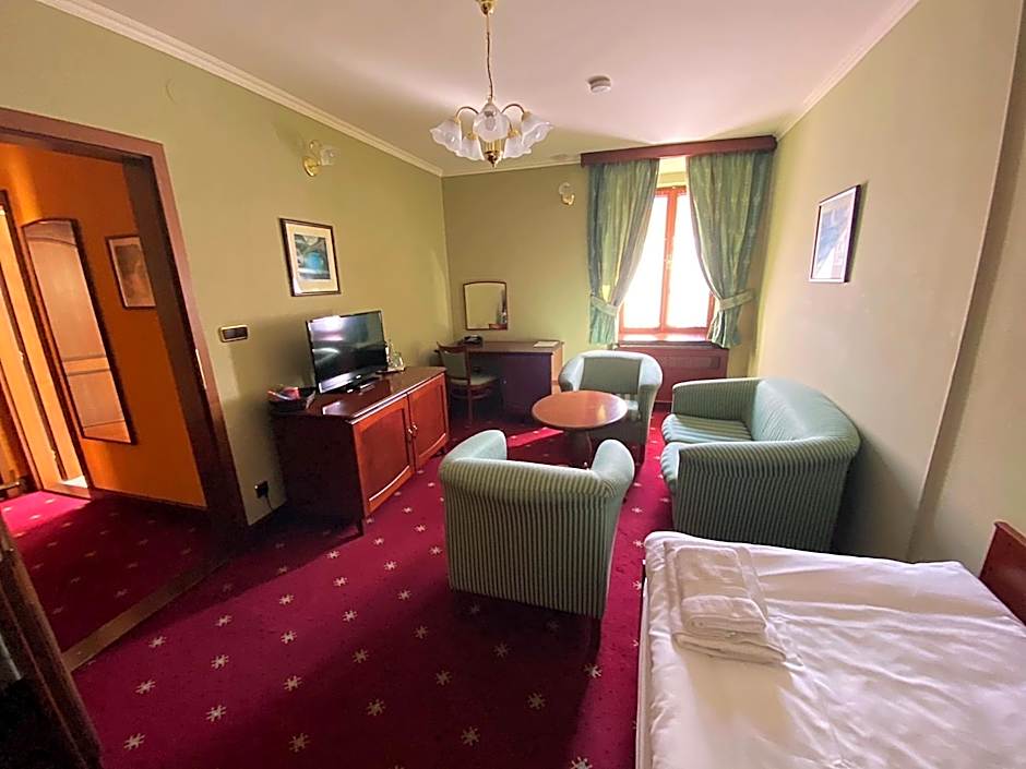 Hotel Octarna - Free On-site Parking