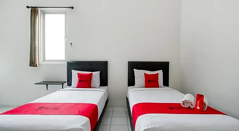 RedDoorz Plus near Galaxy Mall