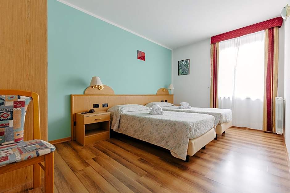 Photo 1 sur 2 de Classic 2 Beds, Windowless