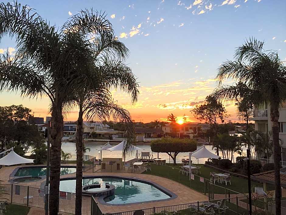 Pelican Cove Waterfront Apartment