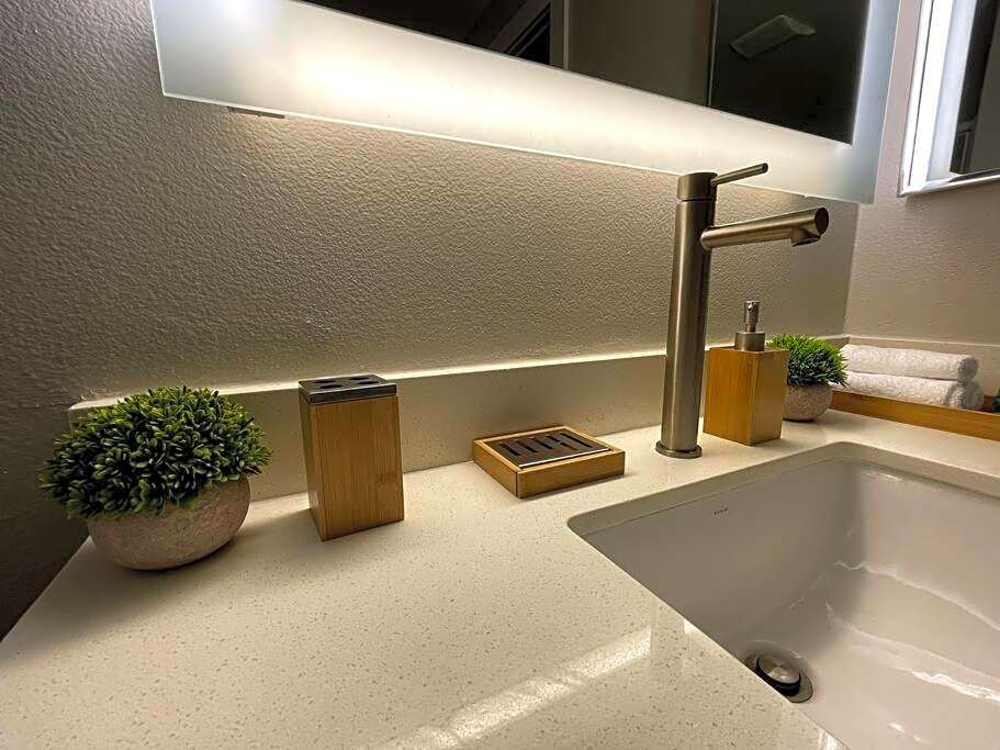 Cozy 2 Bedroom 2 Bathroom Condo with Pool, Gym, Spa