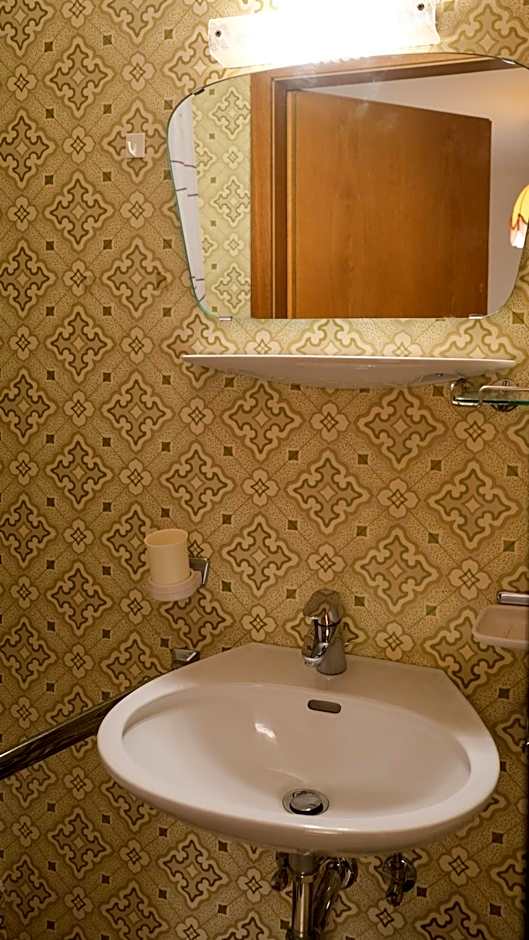 Photo 1 of 2 of Quadruple Room
