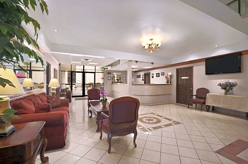 Travelodge by Wyndham New Orleans Harvey Hotel