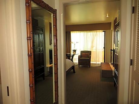 Deluxe King Room with Partial Ocean View