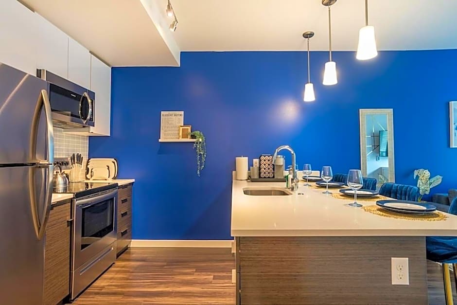 Paid Garage Parking- King Bed-balcony Wd 55" Tv