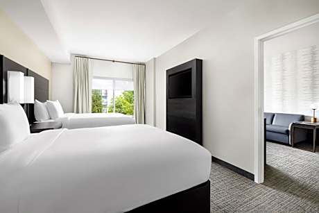 One-Bedroom Queen Suite with Sofa Bed and Adapted Tub - Mobility and Hearing Accessible