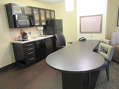Queen Studio Suite with Bath Tub - Mobility Accessible - Non-Smoking