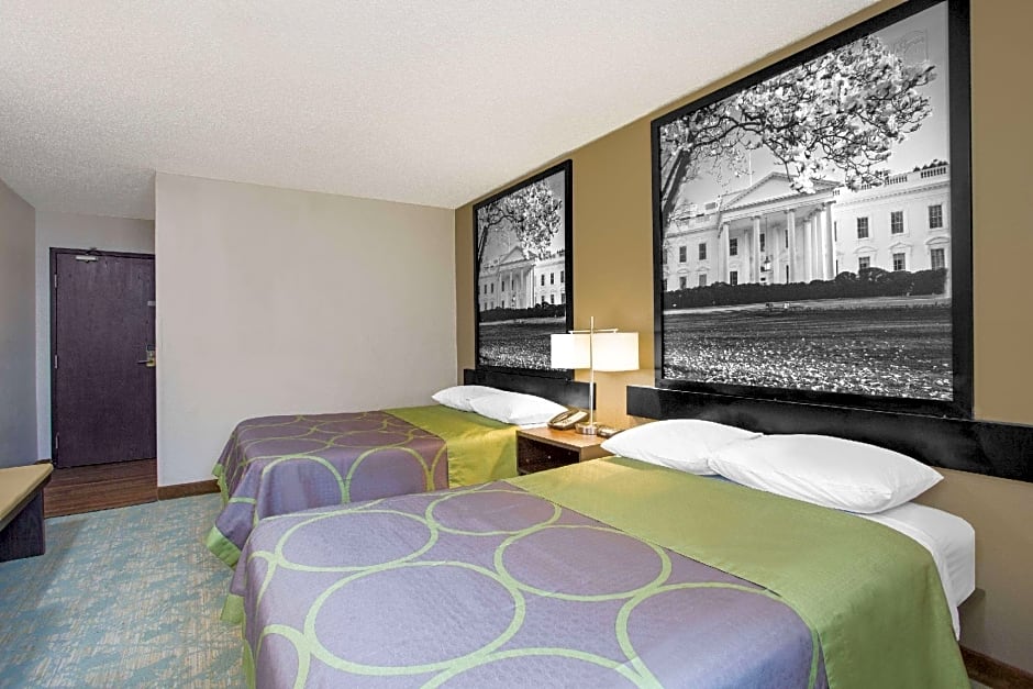 Super 8 by Wyndham Waldorf