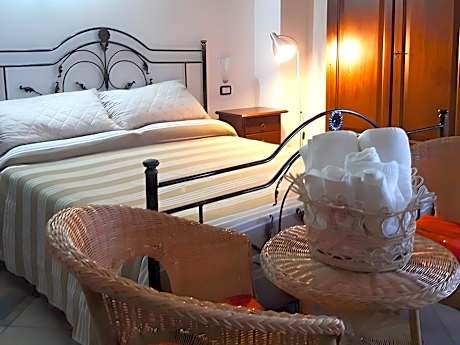 Camera Alburni-Matrimoniale-Comfort-Bagno privato-Vista montagna