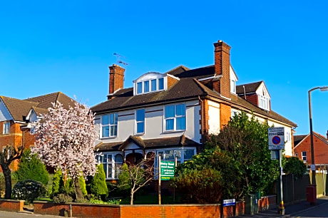 Ricky Road Guest House - Premium