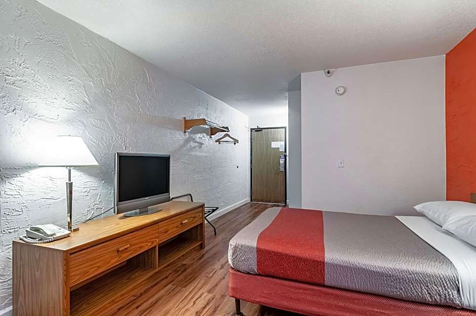 Motel 6 Naperville
