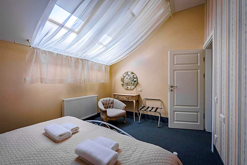 Moon Garden Old Town Hotel