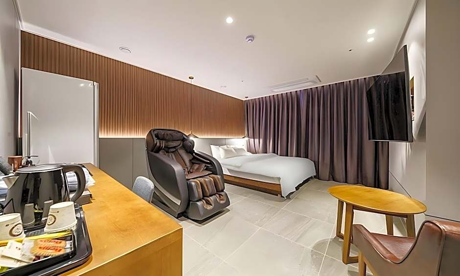 Photo 1 of 18 of Signature Suite