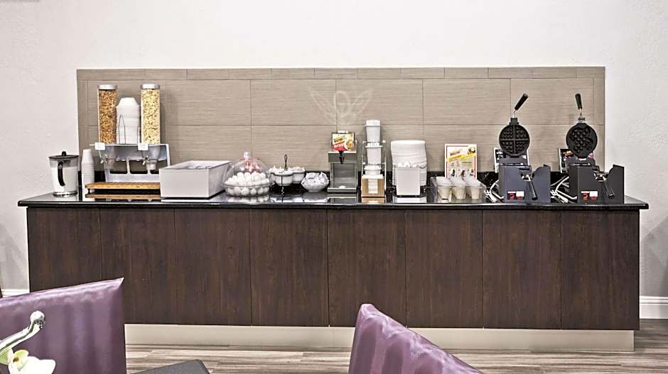 La Quinta Inn & Suites by Wyndham And Conference Center San Angelo