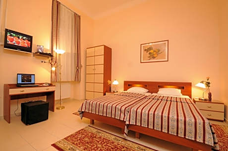 Studio with Spa Bath