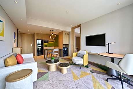One-Bedroom Suite with Kitchenette and Mekong View - High Floor