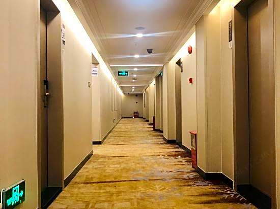 Discovery Hotel (Guangzhou Railway Station Sanyuanli Subway Station)