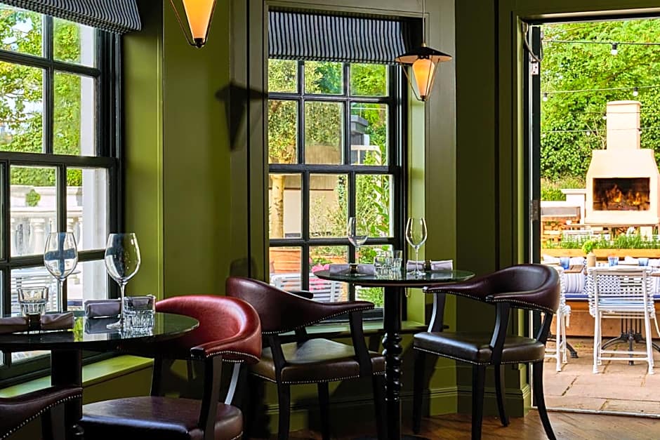 The Mitre, Hampton Court