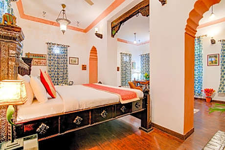 Club Room Living Area ((Enjoy Hi-Tea with Cookie)