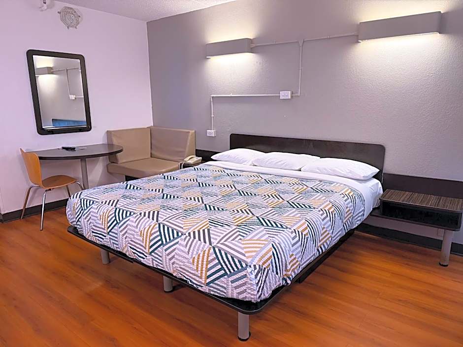 Motel 6 Joliet, IL - I-80