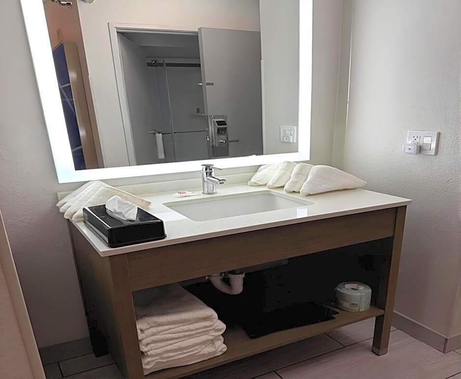 Comfort Inn & Suites Harvey - Chicago Southland