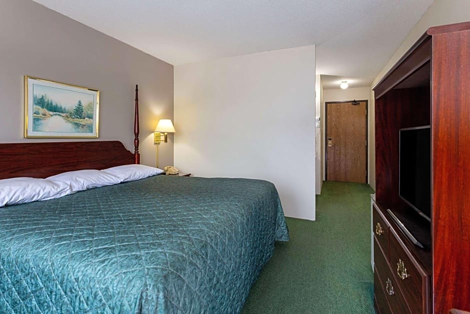 Super 8 by Wyndham Reedsburg
