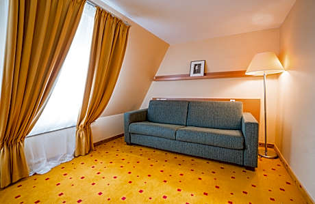 FAMILY ROOM 1 ADULT + 3 CHILDREN