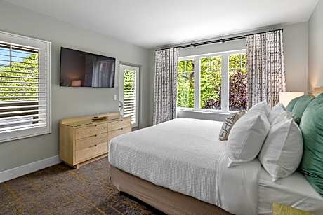 Forest King Suite with sofa sleeper