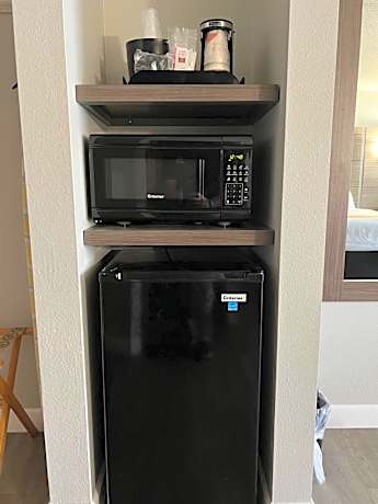 Efficiency Queen Suite with Two Queen Beds and Sofa bed - Non Smoking