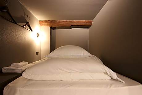 Single Bed in Mixed Dormitory Room