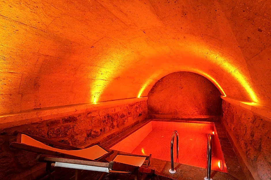 Doctor's Cave Suites