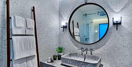 Premium King Room with Streamside View, Balcony and Outdoor Bathtub