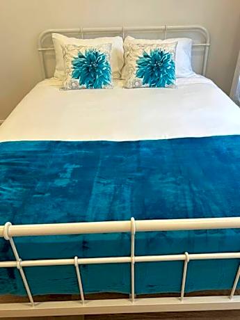 Cozy Spacious Work Friendly Lotus with Garden View High speed free Wi Fi and Parking Adjacent to Downtown Montreal