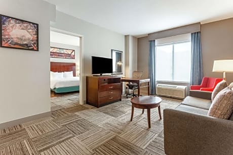 1 Kng 1 Bdrm Ste Mobility Access W/ 3 X3shwr Comp Wifi / Beautyrest Plush Mattress 50 Inch Hdtv / Ke