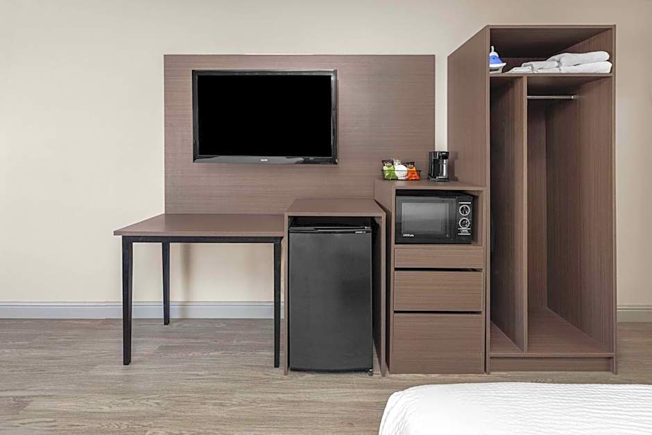 Angel Inn Near IMAX, a Travelodge by Wyndham